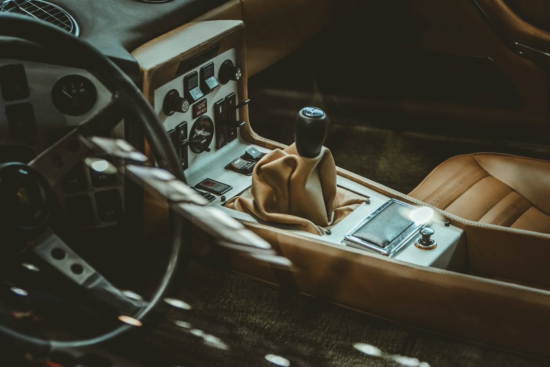 Leather-wrapped gear shifter and console detail